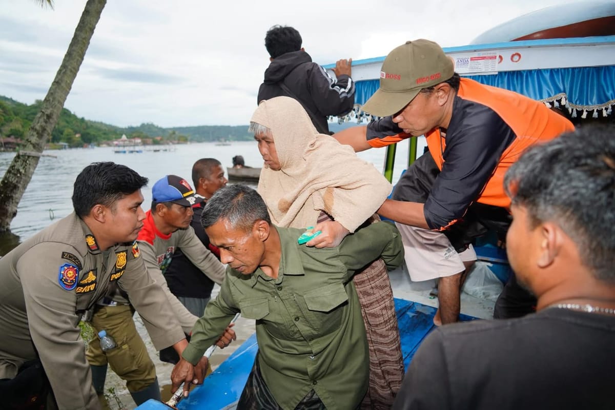 Tinjau Proses Evakuasi, Bupati Tanah Datar Pastikan Ketersediaan Pasokan di Posko Pengungsi