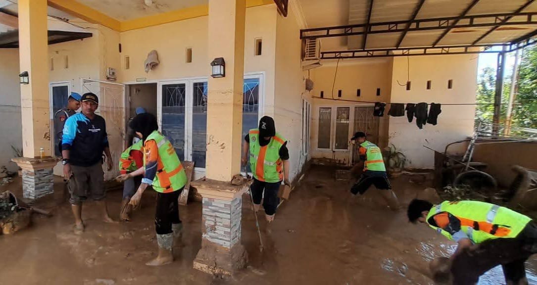 Pascabanjir di Padang, Petugas Kerahkan Kekuatan Penuh Bersihkan Lumpur dan Material di Rumah Warga