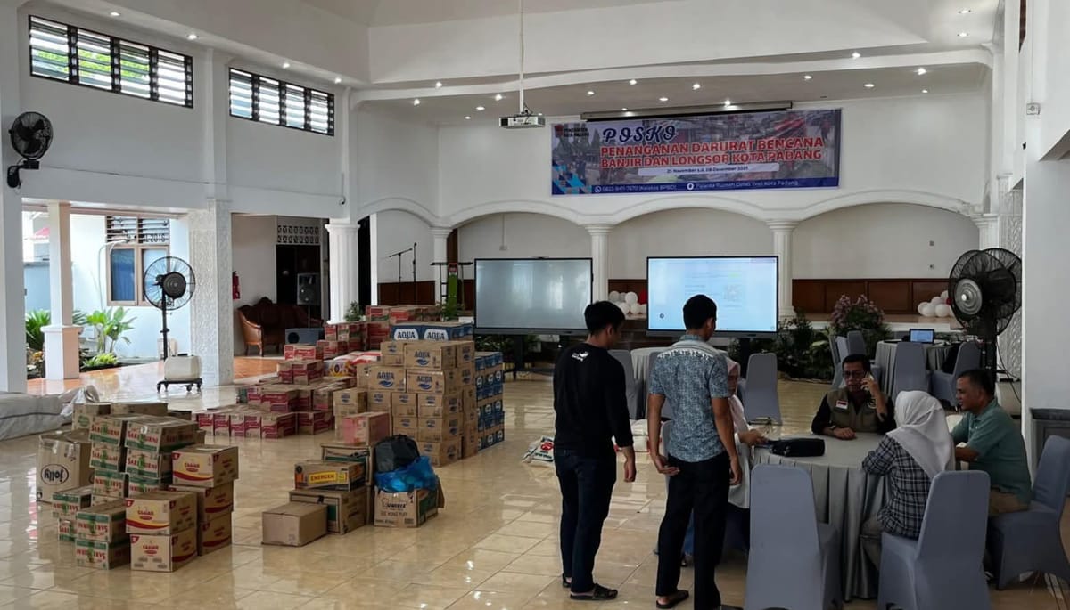 PT Waskita Padang Serahkan Bantuan untuk Korban Bencana Alam Posko Palanta Rumdis Wali Kota