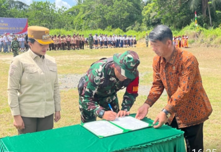 Kemanunggalan TNI dan Rakyat Terwujud di Penutupan TMMD Imbangan ke-126 di Landak