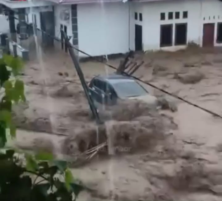 Padang Dikepung Banjir: Kawasan Lubuk Minturun Diterjang Banjir Bandang
