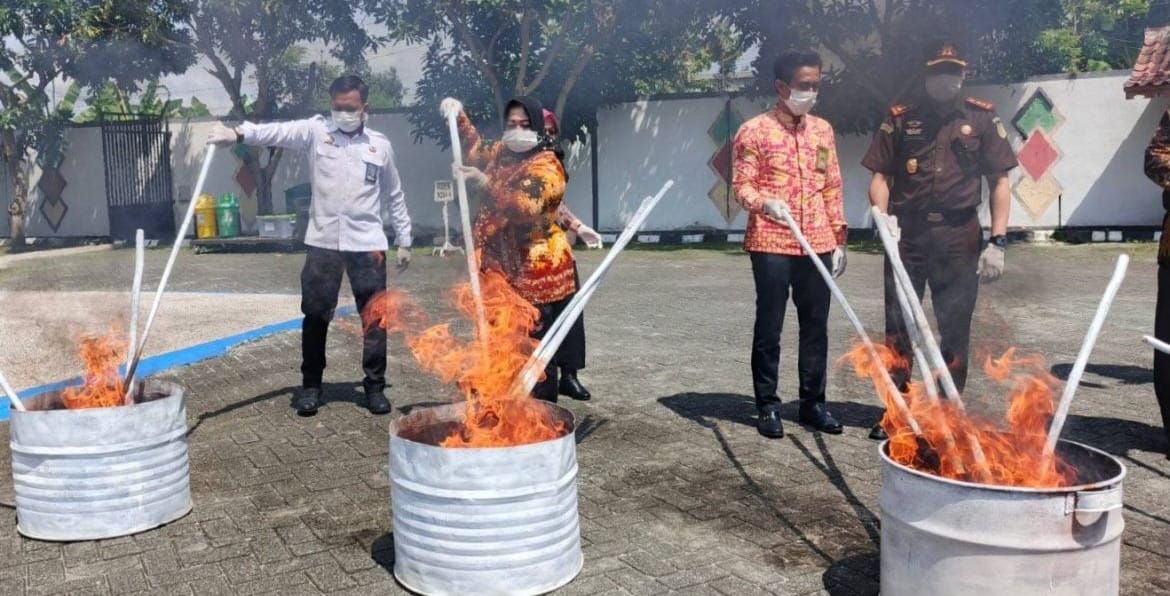 Kejari Ponorogo Musnahkan Barang Bukti dan Serahkan PNBP Rp. 1,6 Miliar