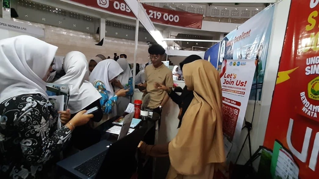 Universitas Jember Berikan Konsultasi ke Siswa pada Pameran Pendidikan MGBK