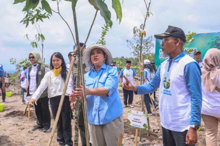 Sekda Sumaro Pimpin Tanam 650 Pohon Tandai Kick Off Pemulihan Ekosistem Taman Nasional Gunung Merapi