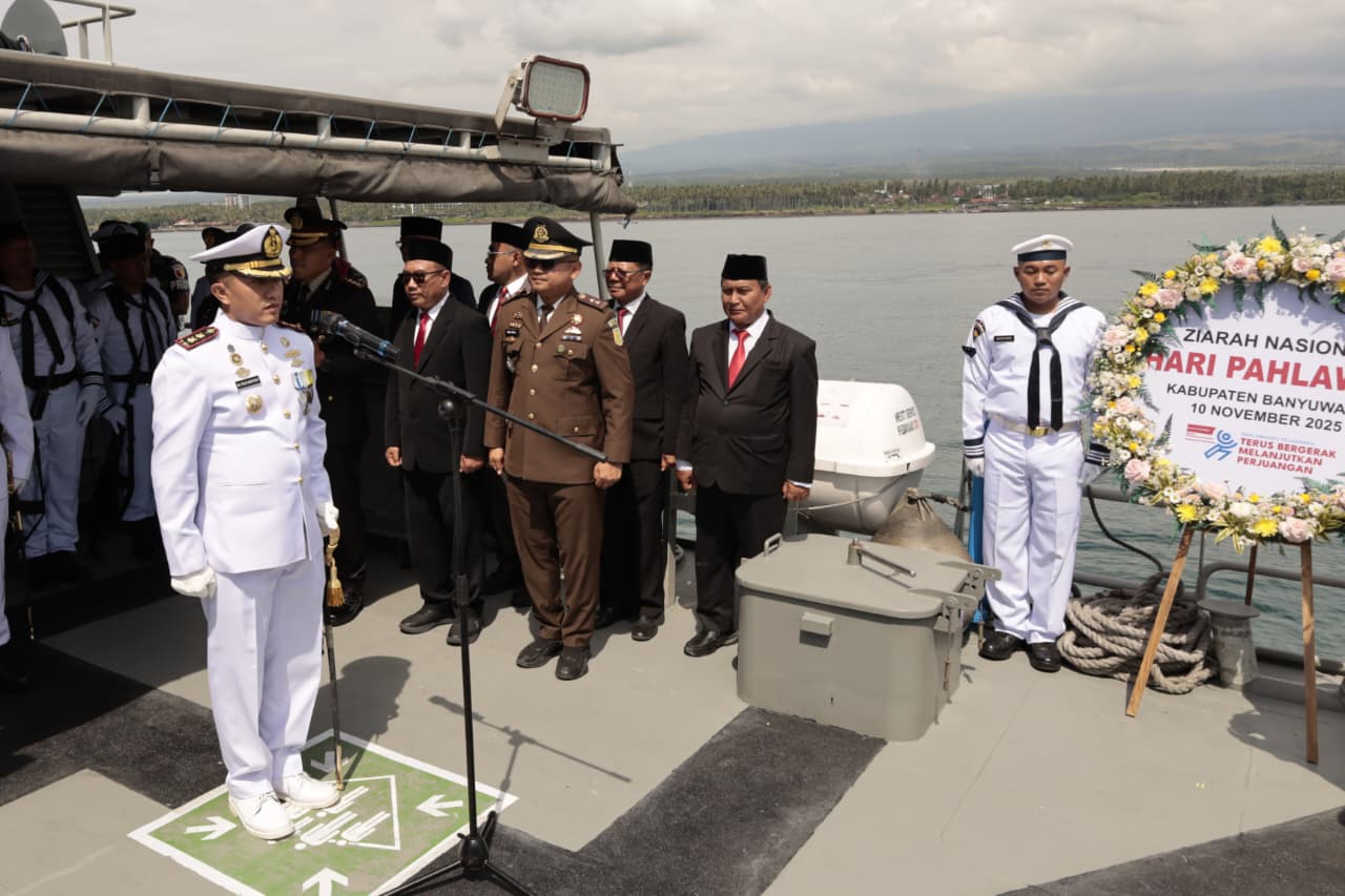 Peringatan Hari Pahlawan di Banyuwangi ditandai Upacara Tabur Bunga di Selat Bali