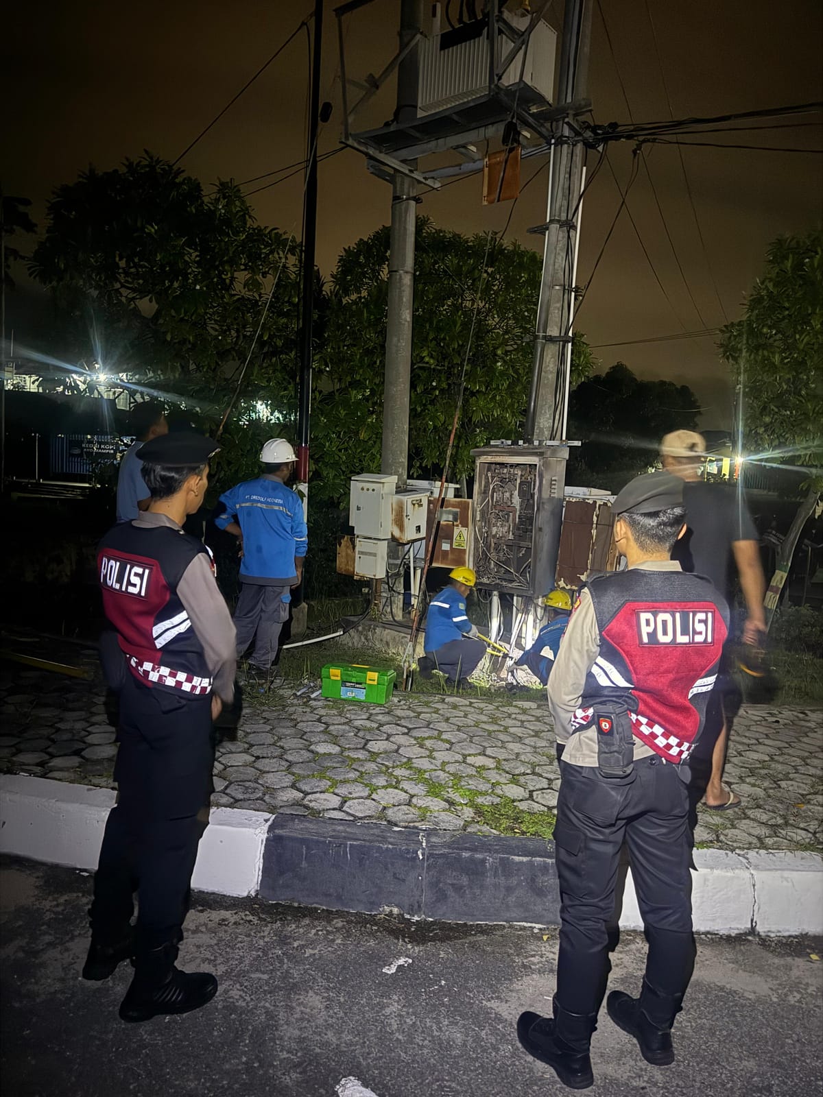 Respon Cepat Sat Samapta Polres Karimun Pengamanan TKP Kebakaran Travo Listrik