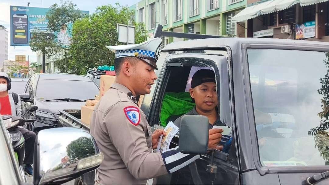 Polda Kalbar Gelar Operasi Zebra Kapuas 2025 dengan Sentuhan Humanis di Simpang Flamboyan