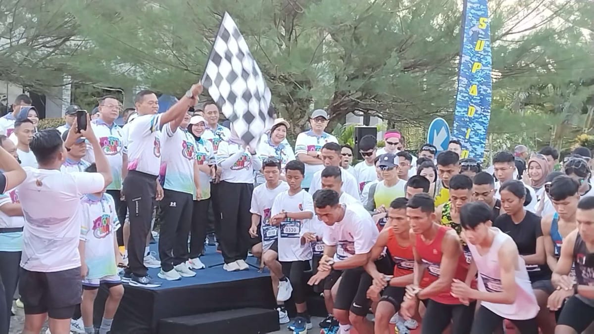 TNI AU Rayakan HUT TNI dan Sumpah Pemuda Lewat Color Run Meriah di Lanud Supadio