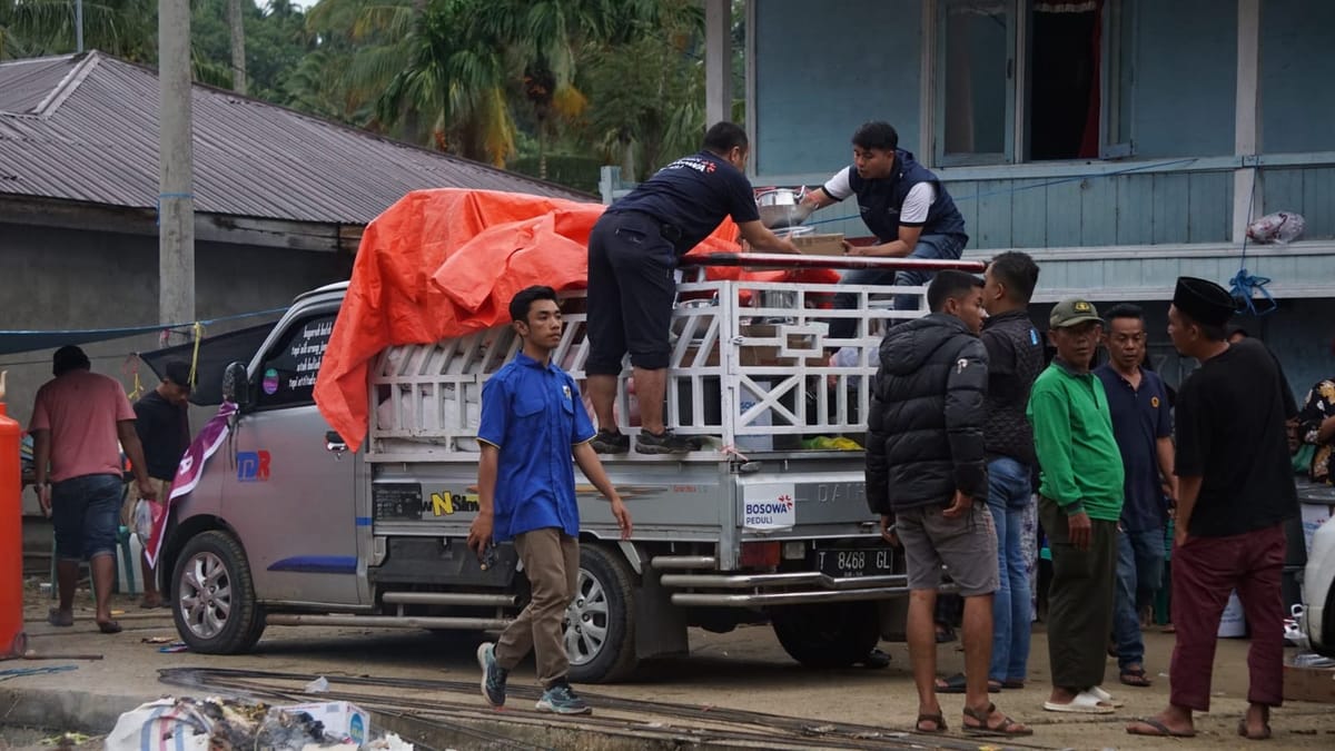 Bosowa Peduli Salurkan Bantuan Logistik Untuk Korban Banjir Bandang di Kabupaten Solok