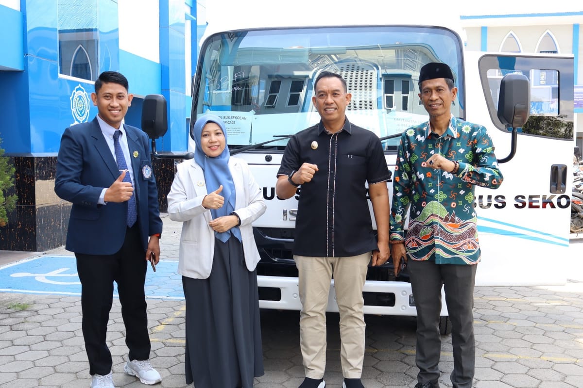 Wakil Bupati Sinjai serahkan Bus operasional untuk Universitas Islam Ahmad Dahlan  UIAD dari Kementrian Perhubungan.