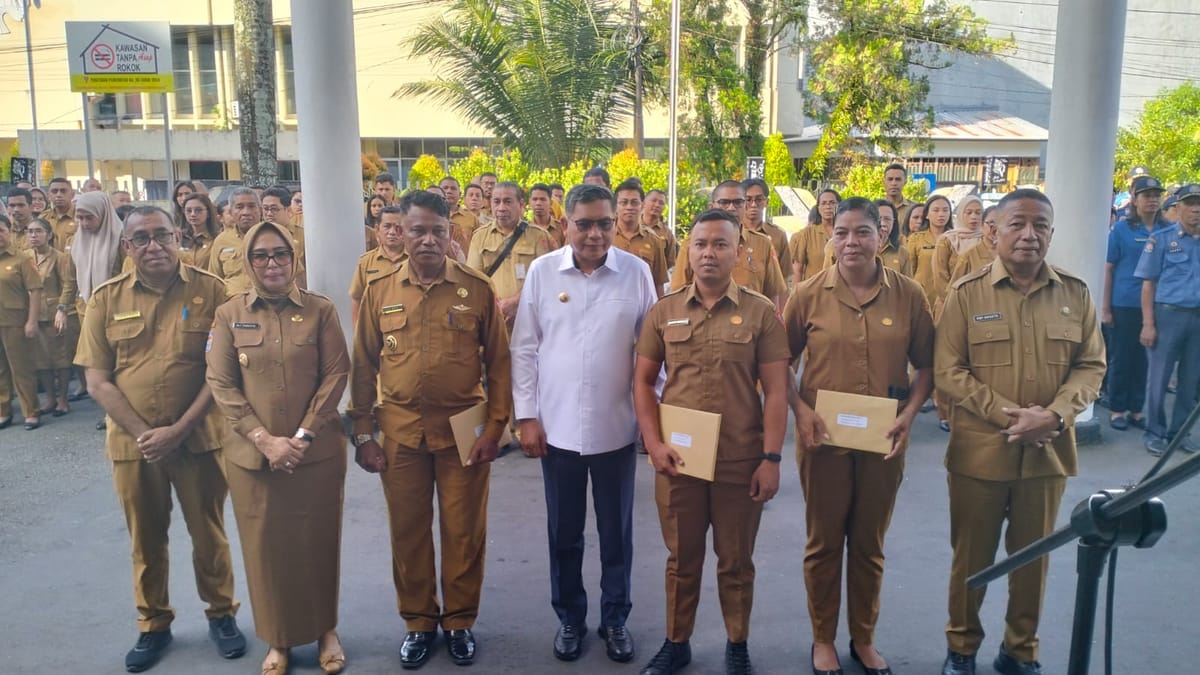 Wali Kota Ambon Serahkan Bantuan Pojok Baca dan Dorong Peningkatan Layanan Air Bersih