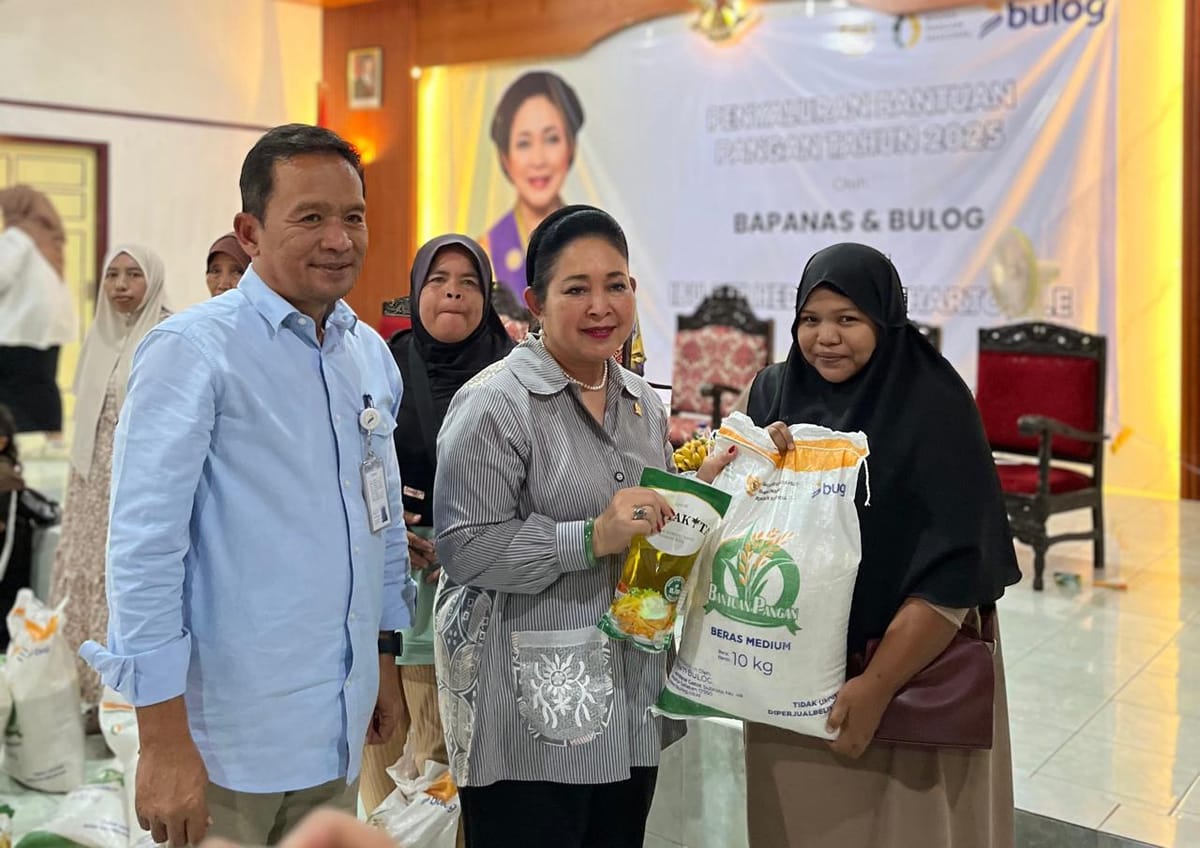 Bapanas, Perum BULOG, Ketua Komisi IV DPR RI Salurkan Bantuan Pangan di Bantul dan Sleman