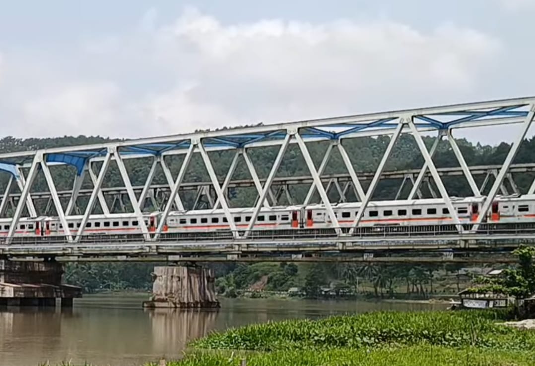 Menunggu Kereta, Menyimpan Cerita : Tiga Spot Foto Lintasan Kereta Api di Daop 5 Purwokerto