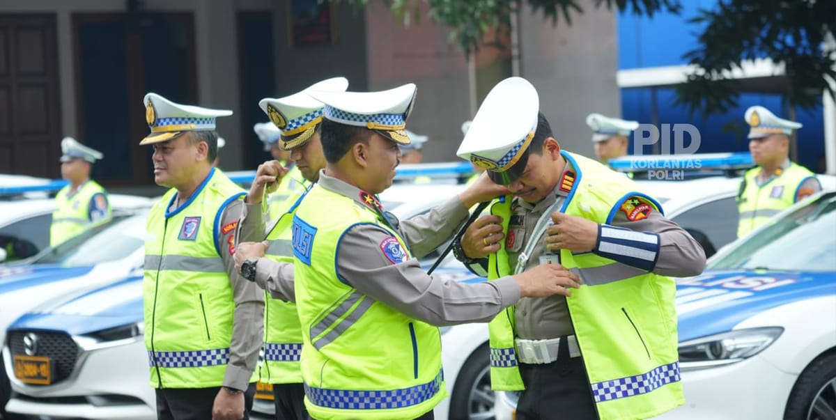 Jelang Operasi Lilin dan Tahun Baru, Kakorlantas Polri Lepas Tim Kemanusiaan ke Aceh, Sumut, Sumbar