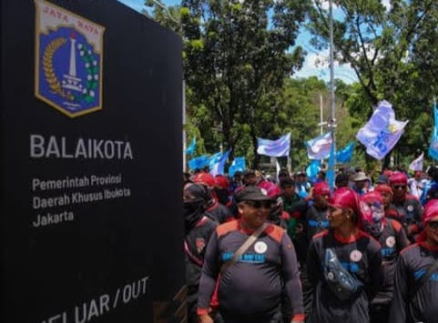 Buruh Jakarta Demo Balaikota Tuntut  Alpha 0,9 UMP 2026