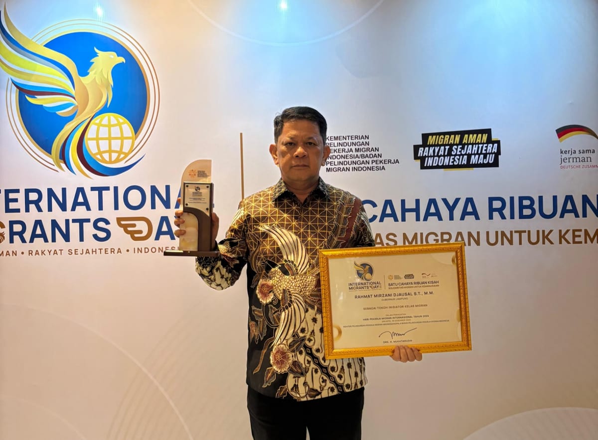 Peringati HPMI 2025,  Gubernur Mirza Terima Penghargaan Bergengsi dari KP2MI