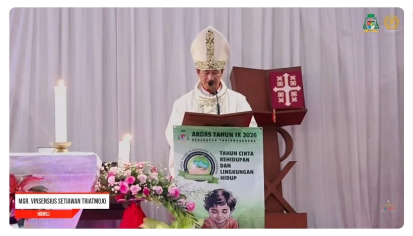 Uskup Vinsensius, Pimpin Perayaan Ekaristi Malam Natal di Gereja Katedral Kristus Raja Tanjung Karang