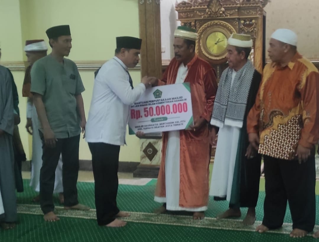 Kemenag Malut Serahkan Bantuan Perpustakaan Untuk Masjid di Ternate