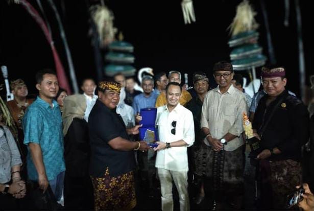 Seni Dayak Kalteng Berpadu Kecak Bali, Palangka Raya Unjuk Budaya di Pantai Melasti Bali