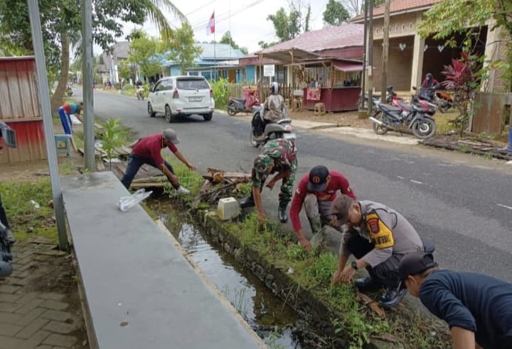 Koramil 1002-05/Pandawan Gelar Aksi Peduli Lingkungan di Desa Pandawan