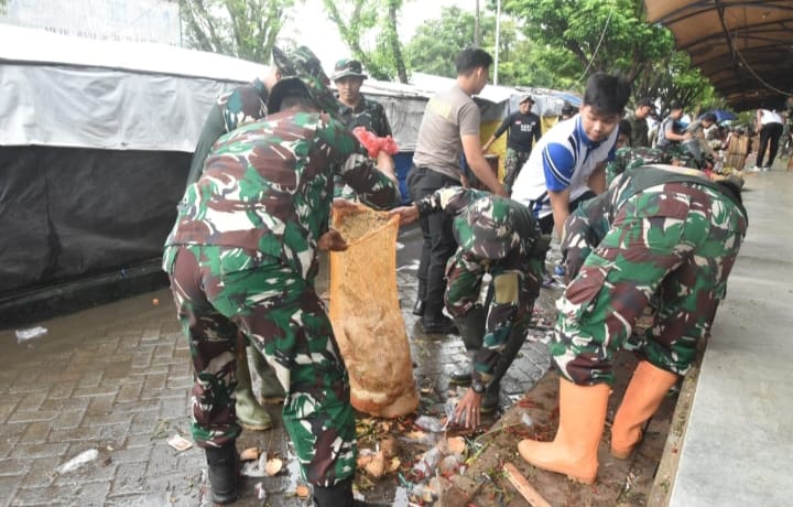 Hari Juang TNI-AD dan HUT Korem 101/Antasari, Kodim 1002/HST Laksanakan Karya Bakti di Pasar Kramat
