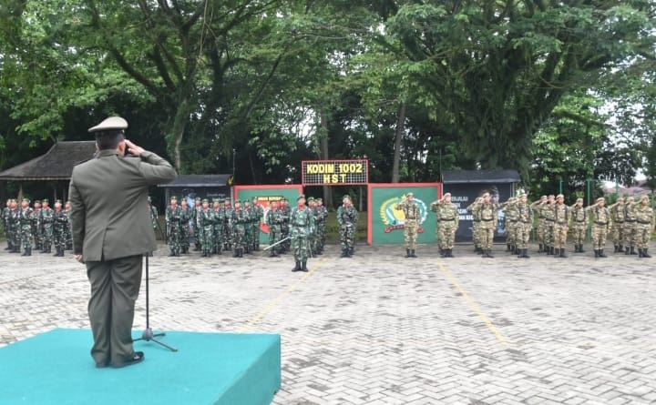 Kapten Inf. Rudi Hartono Pimpin Upacara Ke 77 Hari Bela Negara di Kodim 1002/HST