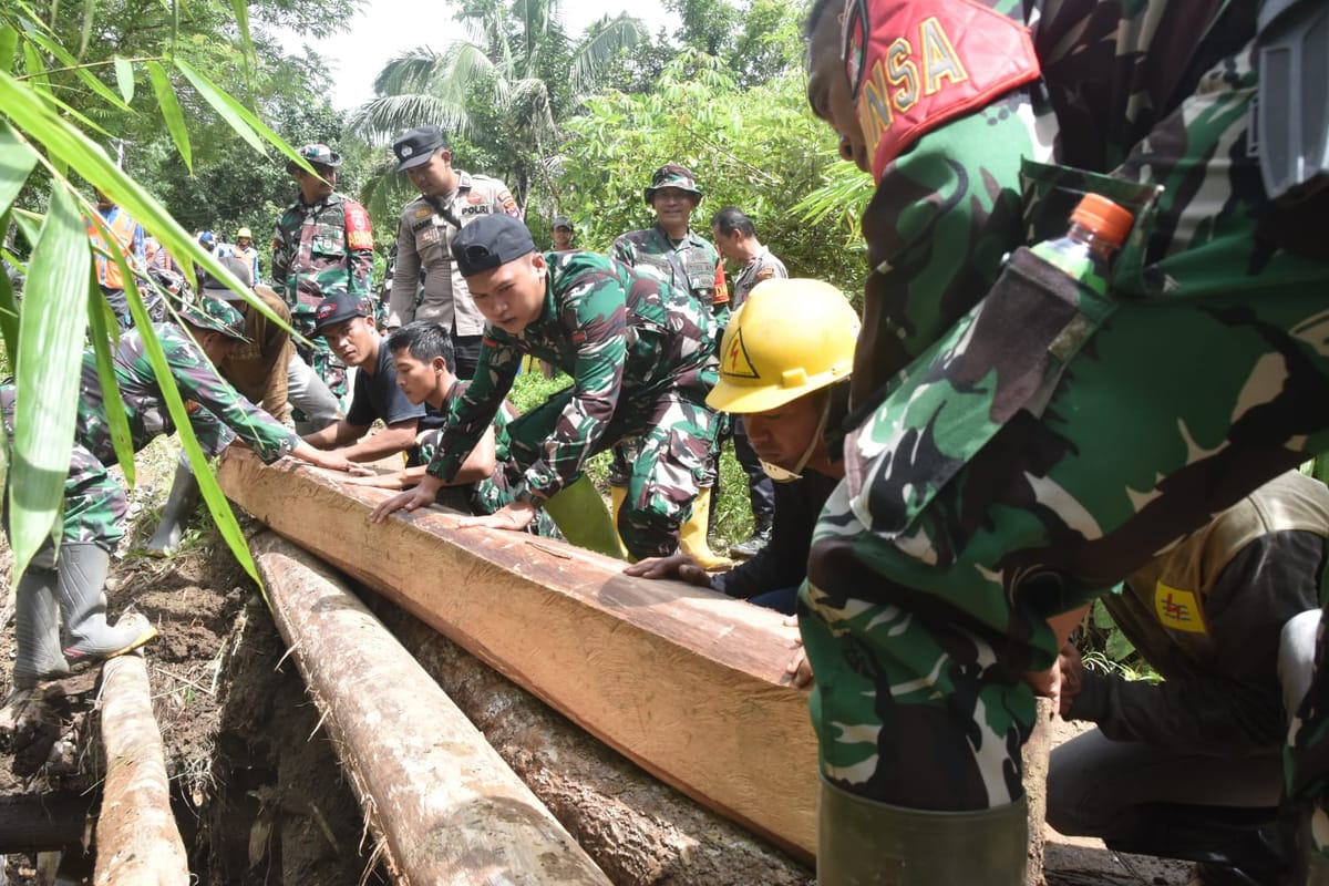 TNI-PLN Bergerak Cepat Pulihkan Akses Jalan dan Listrik Pasca Bencana Banjir Meluapnya Sungai Batang Alai - HST