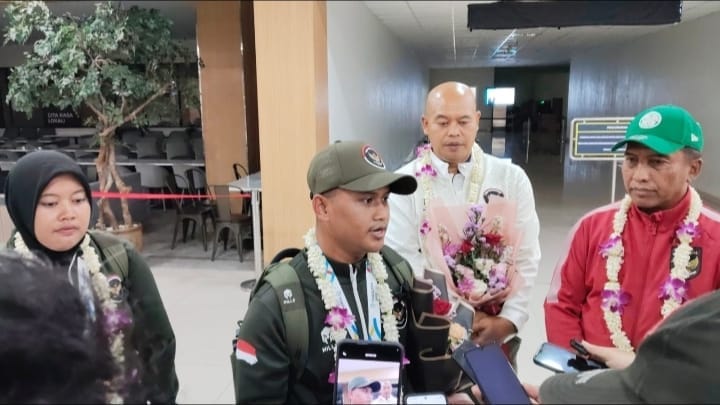 Kedatangan Timnas Petanque Indonesia Disambut Kalungan Bunga Cak Dan Ning Unesa Di Bandara Internasional Juanda.