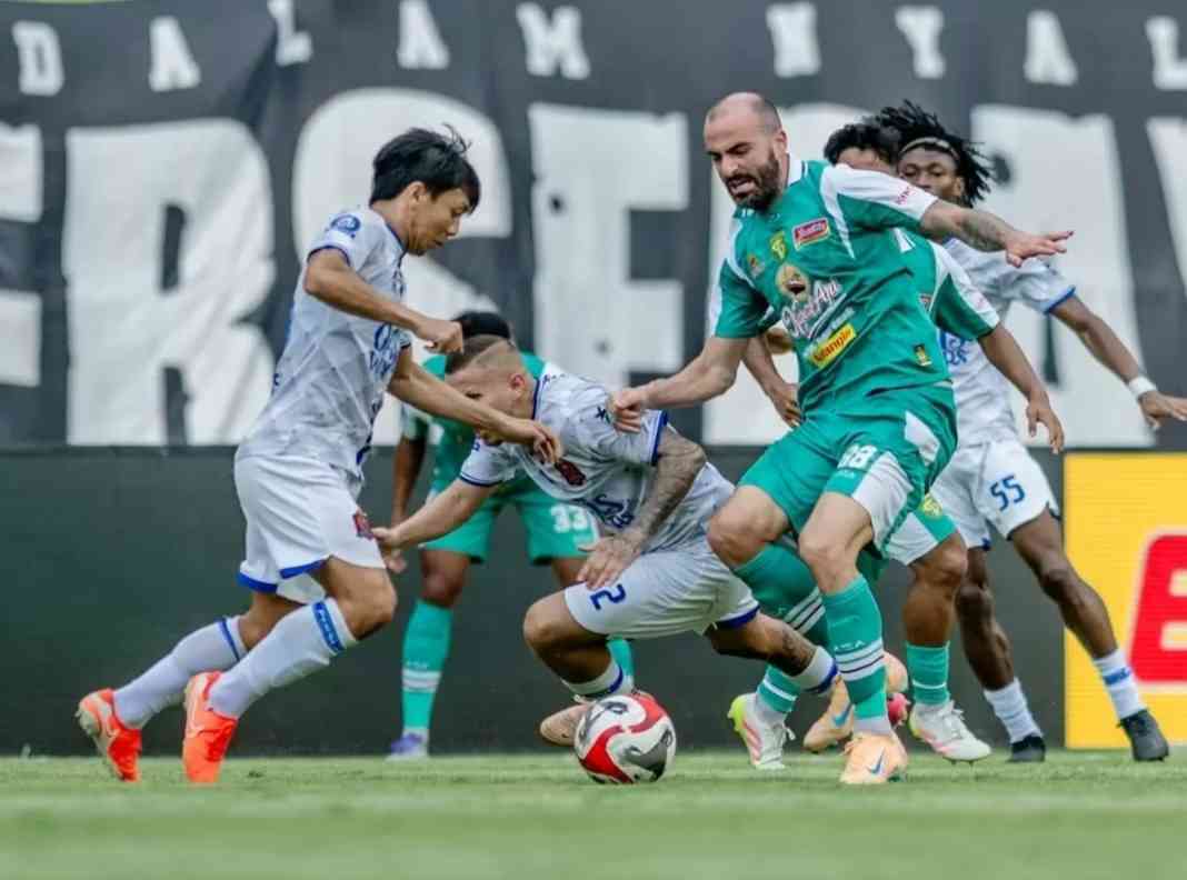 Guyuran Hujan Tidak Menjadi Penghalang Persebaya Mengalahkan Persijap 4 - 0 Di Stadion GBT.
