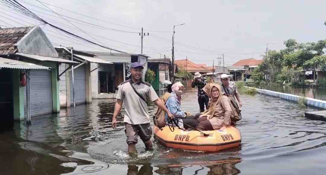 Disaat Banyak Daerah Merayakan Pergantian Tahun , Ribuan Warga Tanggulangin Justru Berkutat Dengan Banjir