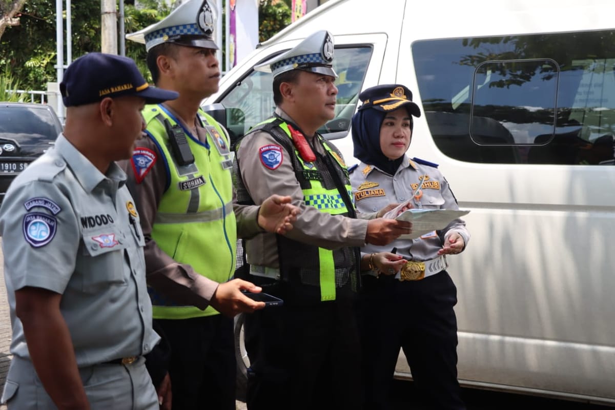 Hadapi Ledakan Wisata Nataru, Satlantas Polres Batu Sisir Kelaikan Bus di Jatim Park 1