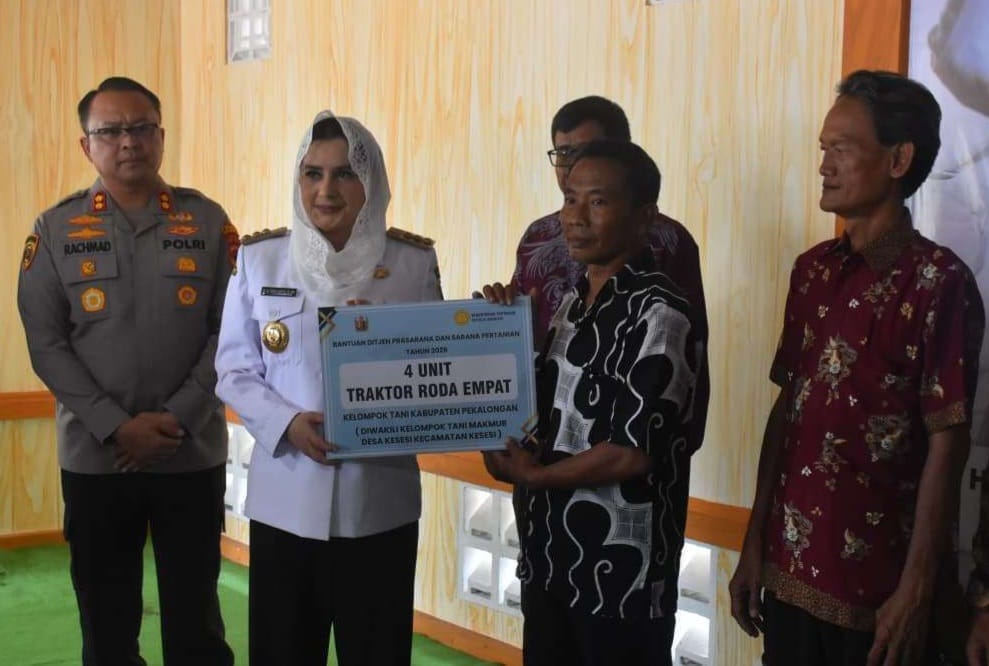 Bupati Farida Bantu Gapoktan Dengan Alsintak Untuk Wujudkan Swasembada Pangan