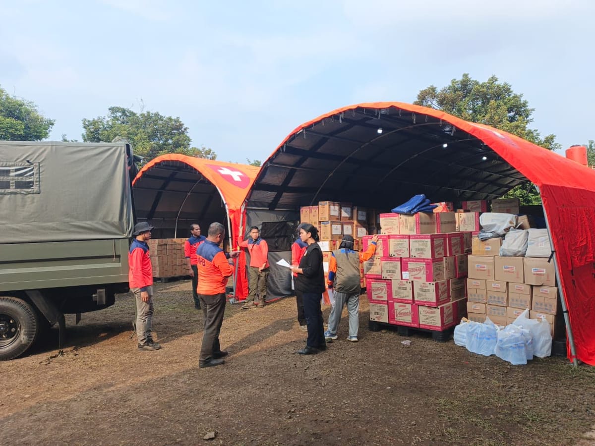 Anggota Pramuka kwarda Jakarta gelar aksi kemanusiaan posko logistik bencana alam Sumatera