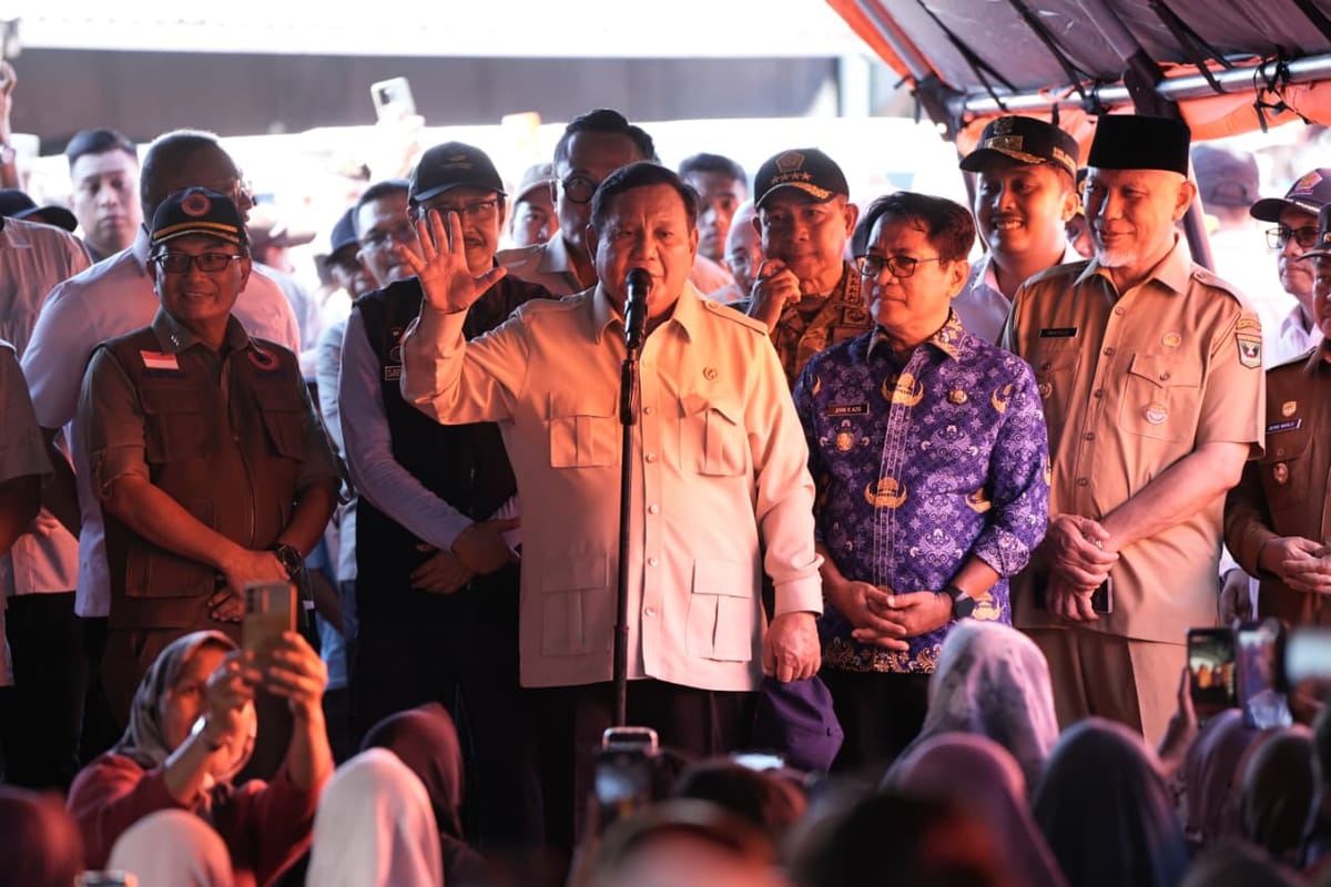 Presiden Prabowo Bagikan Sembako Saat Meninjau Korban Bencana Sumbar