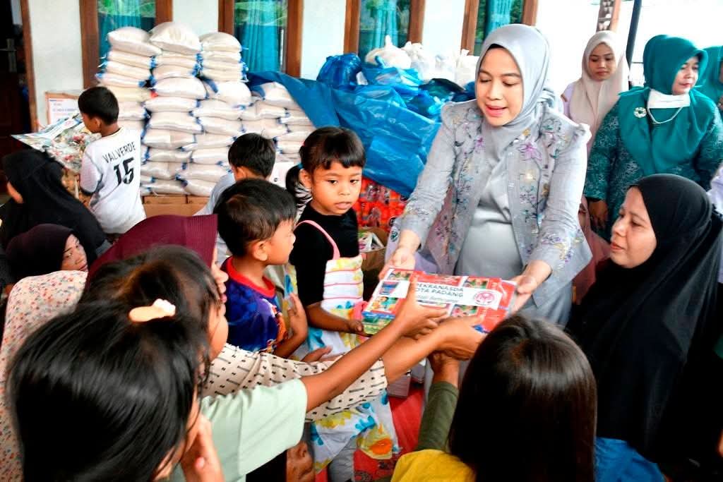 Senangnya Anak-Anak di Posko Bencana Guo, Dapat Mainan dari Istri Wali Kota Padang