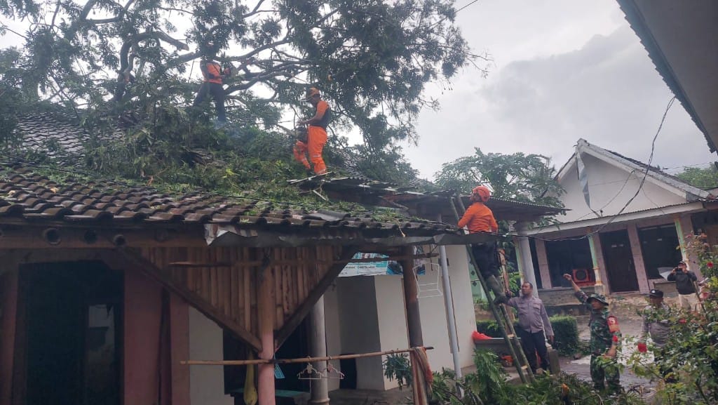 BPBD Lumajang Gerak Cepat Pastikan Keselamatan Warga Menyusul Peringatan BMKG Juanda Surabaya