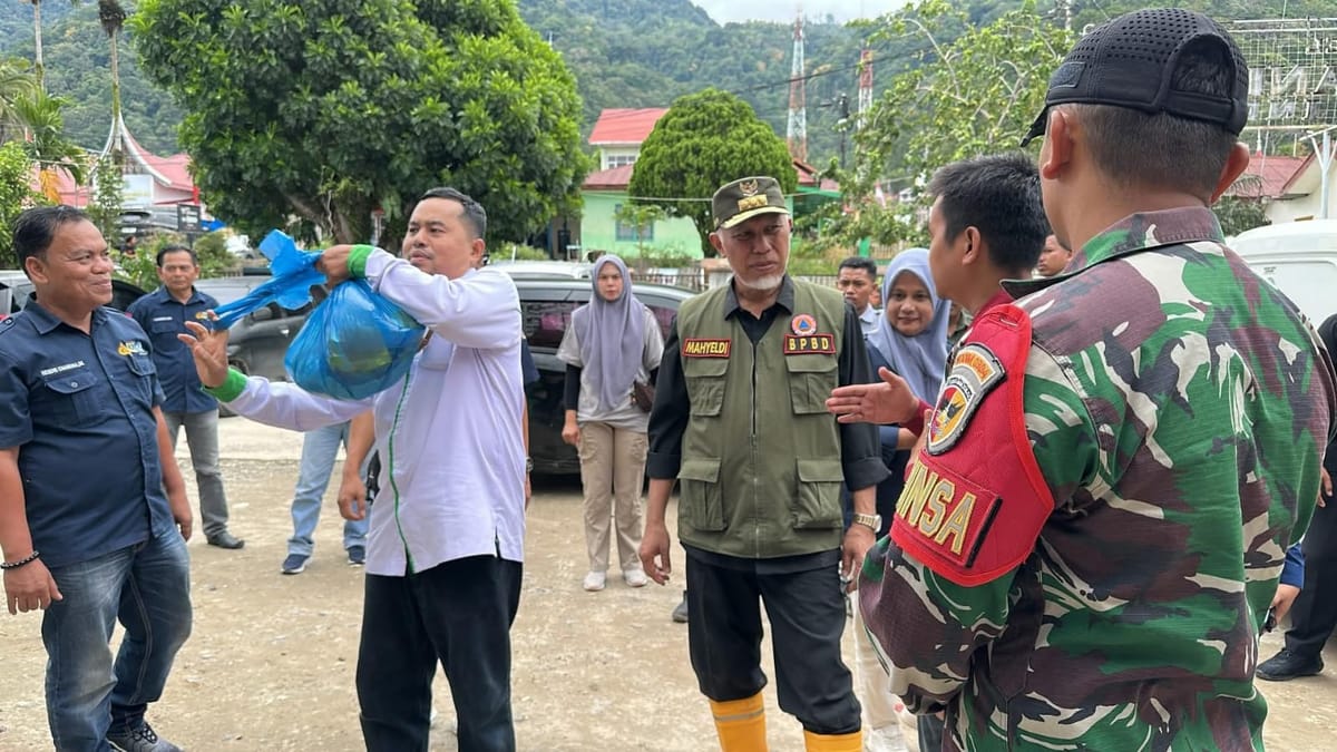 Akses Terputus, Gubernur Mahyeldi Naik Speedboat Sambangi Warga Sungai Batang yang Terisolir