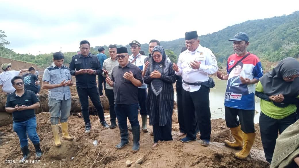 Doa Bersama di Lokasi Longsor, Bupati Yulianto Tegaskan Penguatan Penanganan Bencana; Satu Korban Kembali Ditemukan