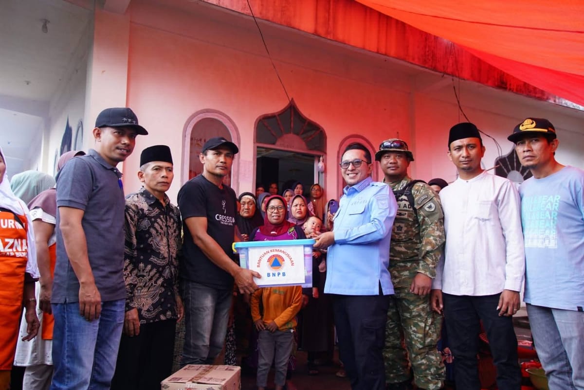 Kunjungi Jorong Terluar Nagari Batipuah Baruah, Bupati Serahkan Sembako dan Genset