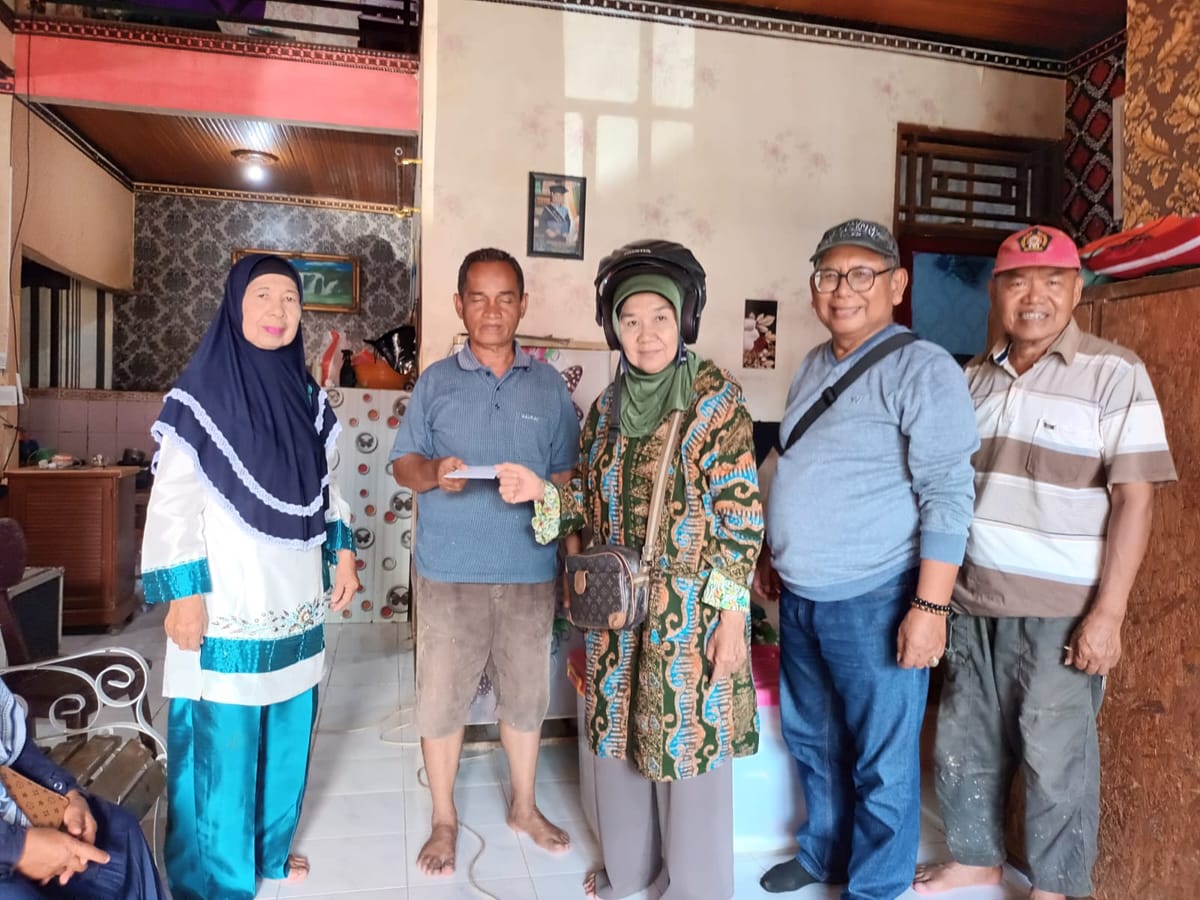 Pengda PP RRI Padang Bagikan Bantuan Bagi Anggota yang Terdampak Bencana Banjir Padang