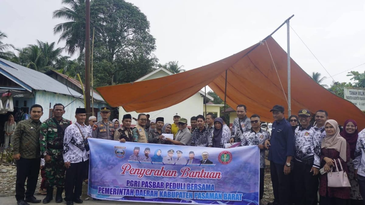 Bupati Pasbar Tinjau Lokasi Kebakaran dan Salurkan Bantuan Darurat di Silayang