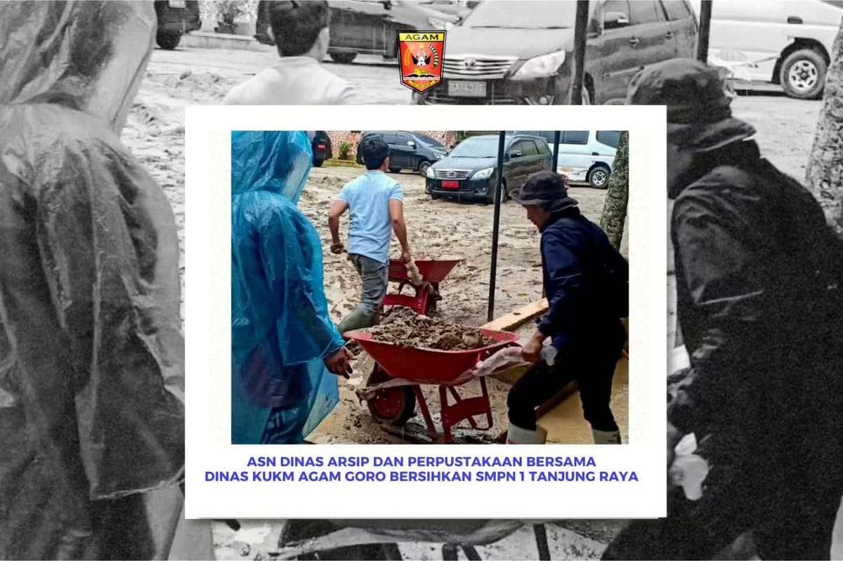 ASN Dinas Arsip dan Perpustakaan Bersama Dinas KUKM Agam Goro Bersihkan SMPN 1 Tanjung Raya