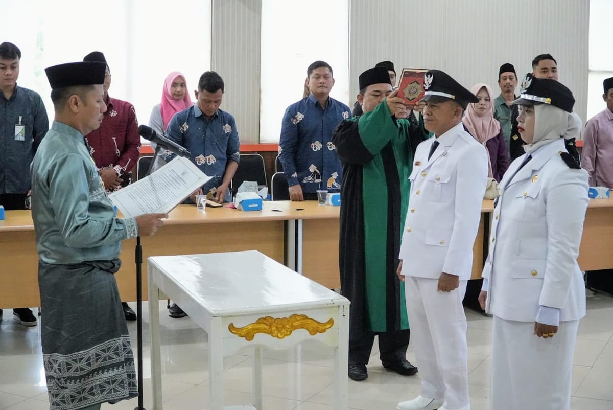 Pastikan Keberlanjutan Pemerintahan di Tingkat Desa, Wakil Bupati Kuansing Lantik 2 Penjabat Kepala Desa