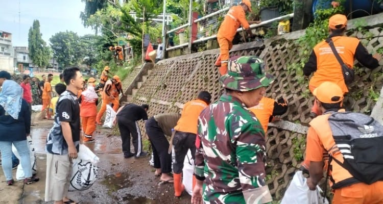 Peringati HUT Kodam Jaya ke 76, Kodim 0505/JT Gelar Karya Bakti di kali Ciliwung