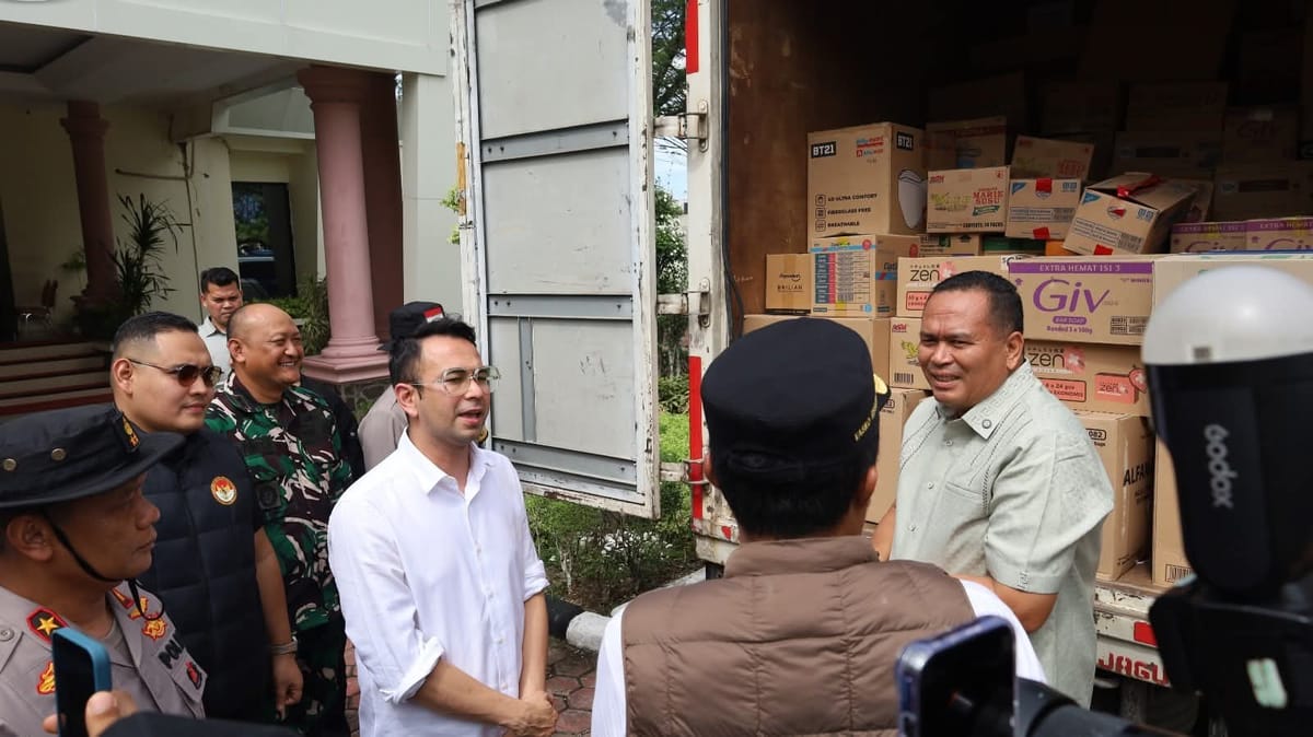 Walikota Pariaman Yota Balad Terima Bantuan Dari Utusan Khusus Presiden Raffi Ahmad