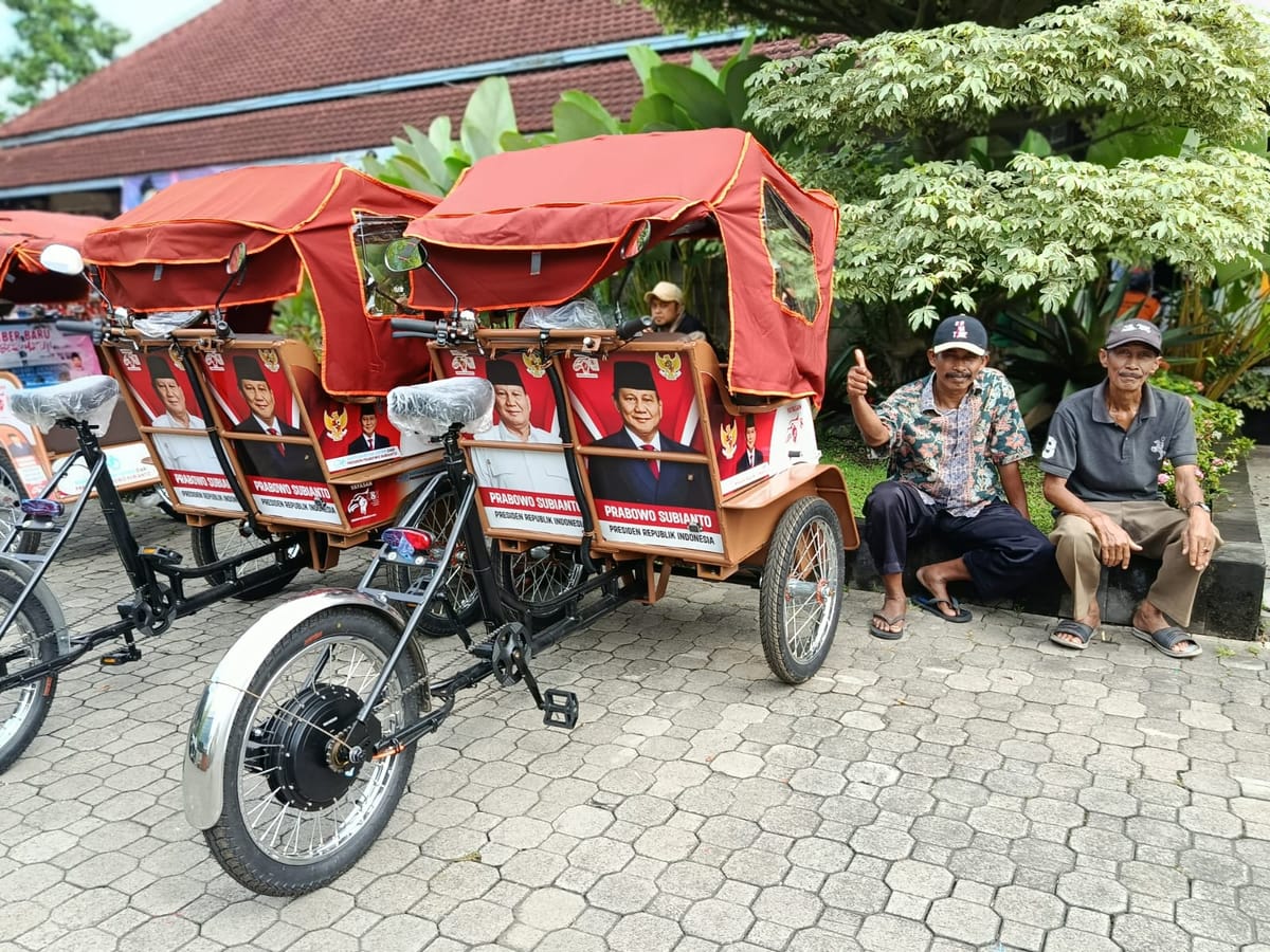 Bupati Jember Serahkan 100 Unit Becak Listrik Bantuan Presiden Prabowo Kepada Tukang Becak