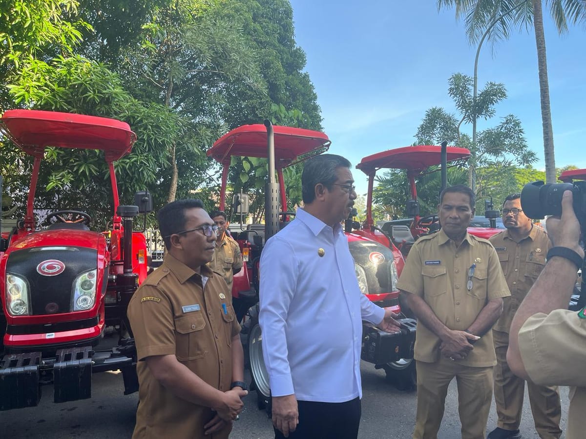 Gubernur Lewerissa menyerahkan Bantuan Alsintan. Pembangunan Pertanian Maluku tidak lagi gunakan metode tradisional.