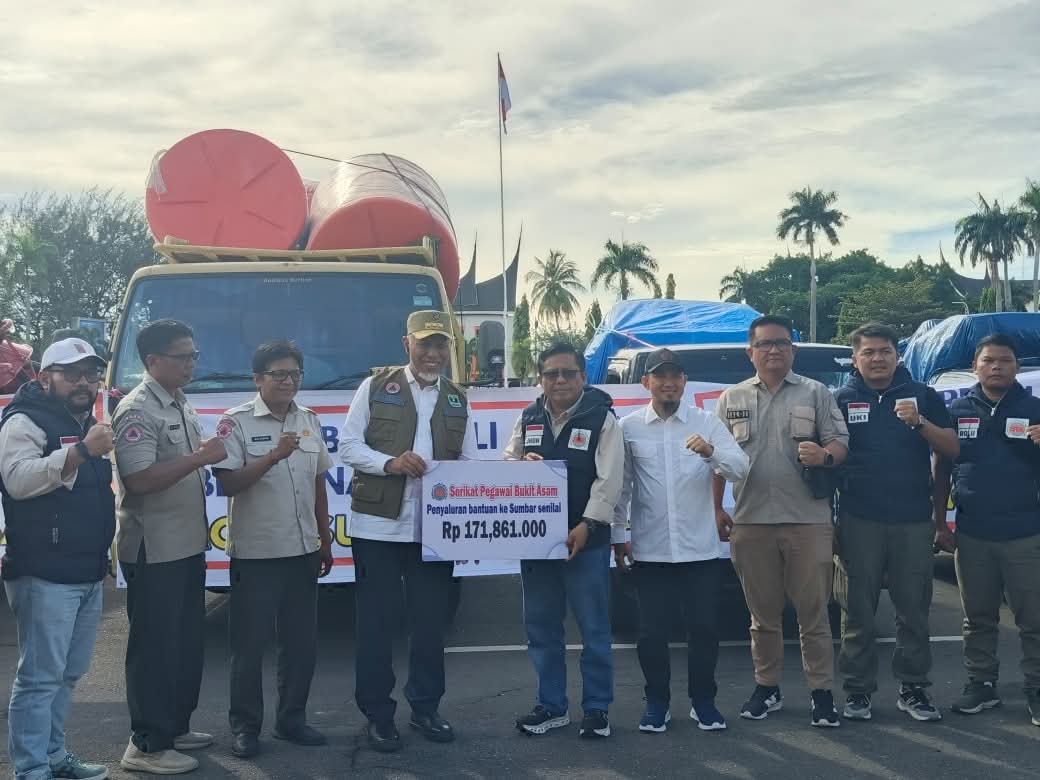 Serikat Pegawai Bukit Asam Bantu Korban Bencana Hidrometeorologi Sumbar Senilai Rp171 juta
