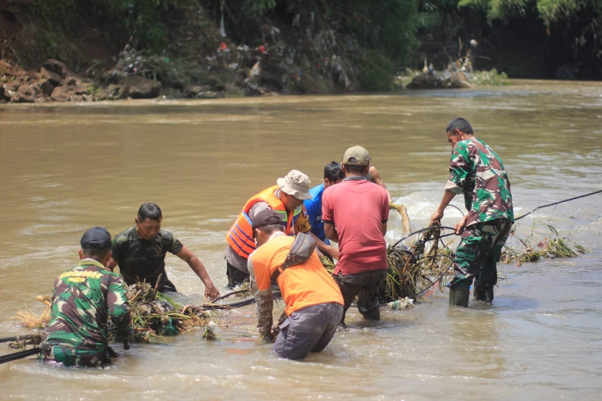 Pembersihan Sekitar Aliran Sungai dan Area Jembatan Mencegah Banjir Susulan