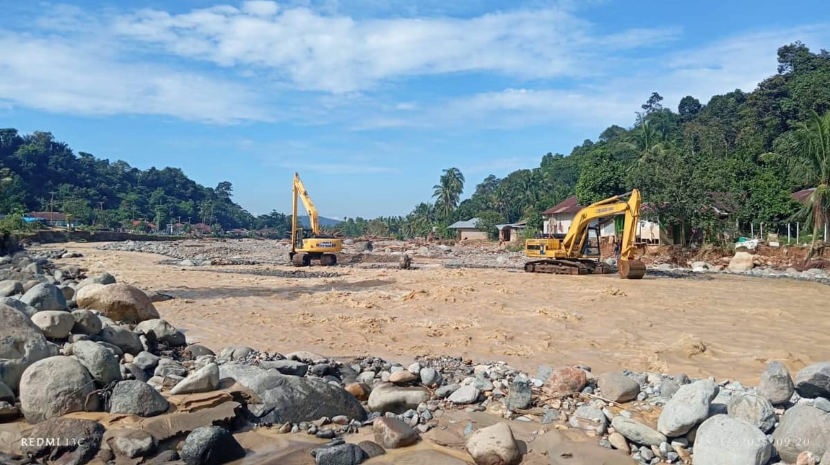 Sempat Terputus, Akses Jalan di Batu Busuk Sudah Bisa Dilewati Kendaraan Roda Dua